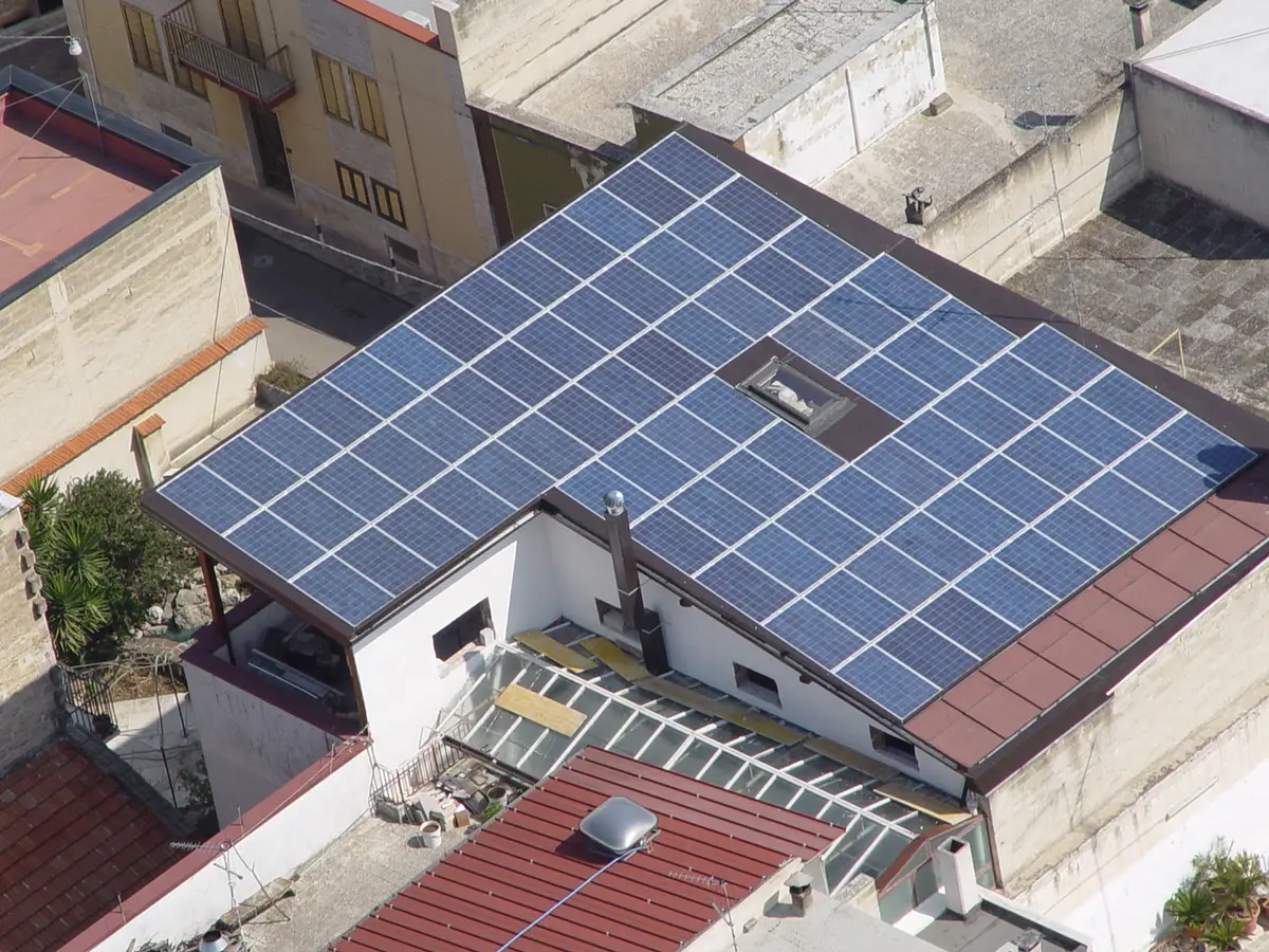 installazione impianto fotovoltaico su tetto nel centro storico Lastella Srl