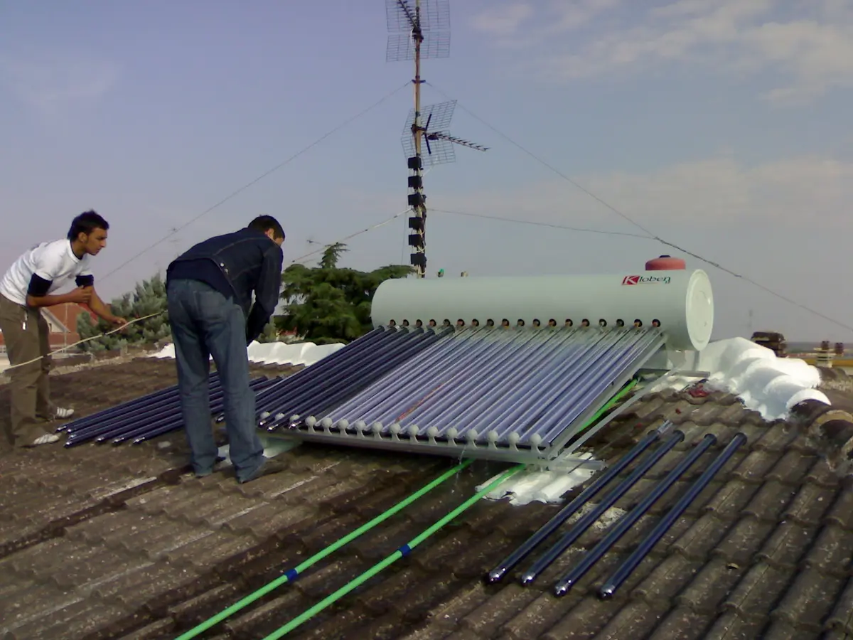 tecnici Lastella Srl durante installazione pannelli solari termici su copertura